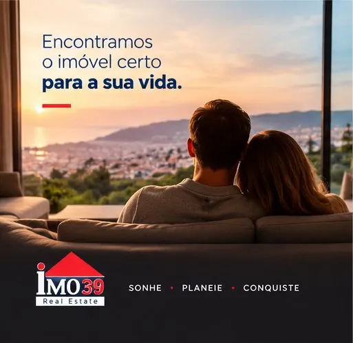 Casal a contemplar a vista a partir da sala — Encontramos o imóvel certo para a sua vida.