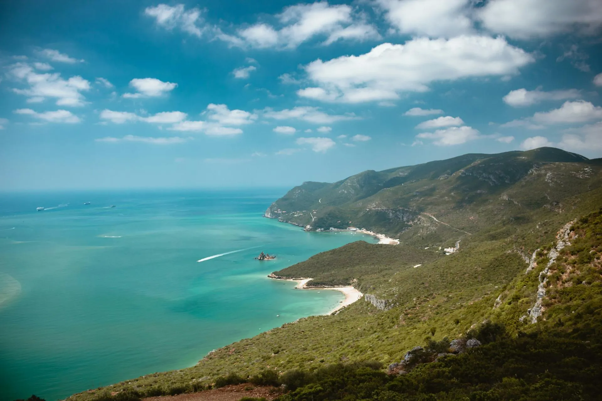 Serra da Arrábida e o mar, em Setúbal